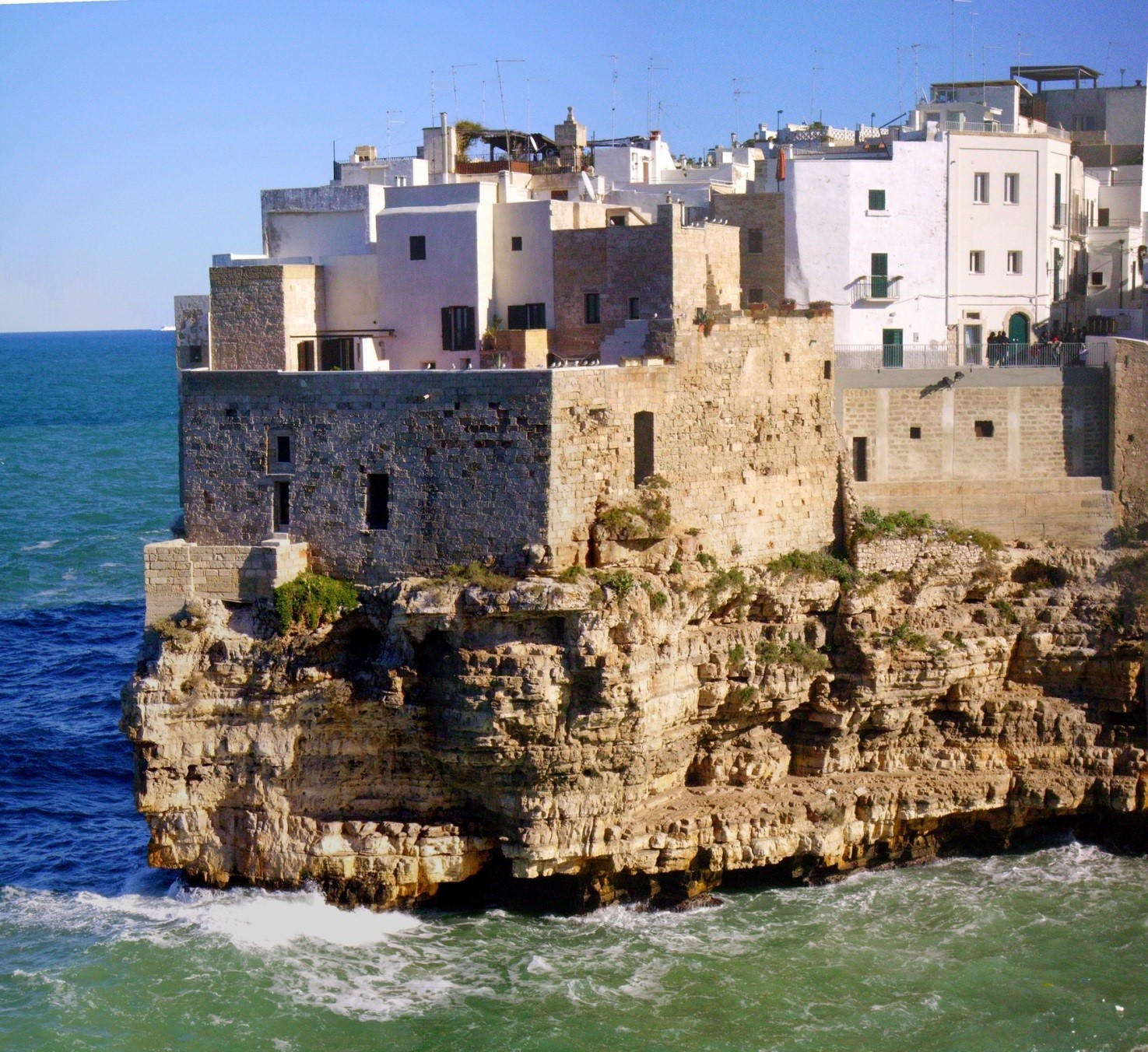 Fig.3 La falesia su cui sorge l’abitato antico di Polignano a Mare