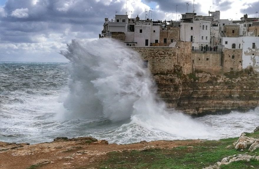 La falesia di Polignano a Mare sferzata da onde di burrasca da NE (6 gennaio 2017). In tali condizioni sono state registrate in sommità della falesia accelerazioni di decimi di g alle frequenze dell’ondazione.
