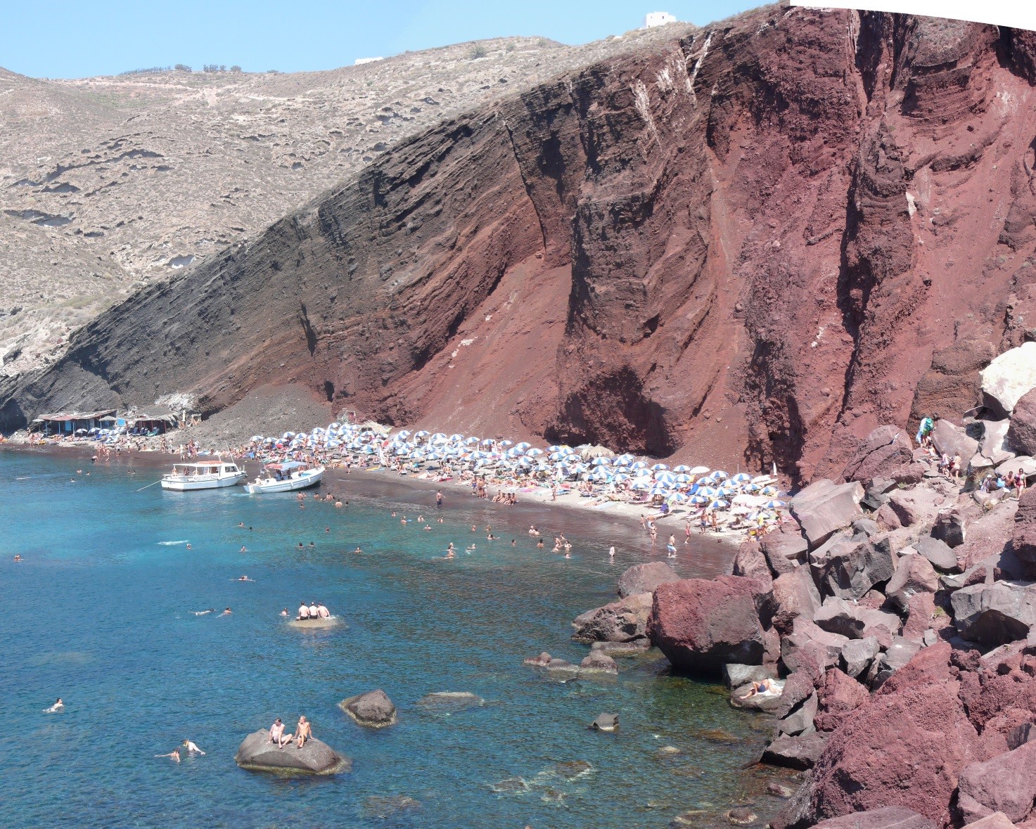 Fig.5 L’ignaro utente estivo della Red Beach di Santorini, Grecia, non è consapevole della partecipazione ad una lotteria, nella quale sarebbe meglio non essere estratti.