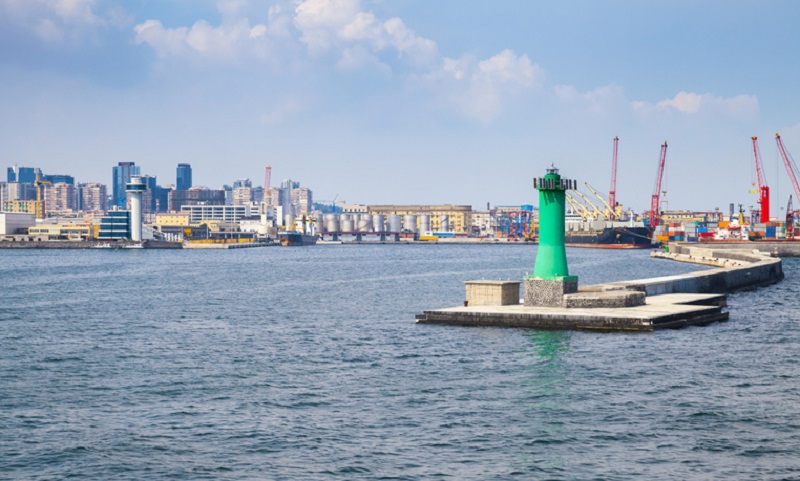 L'ingresso del porto di Napoli