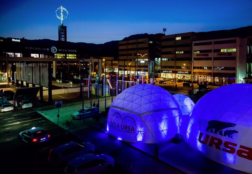 Le cupole geodetiche dell'Isola Ursa nel piazzale d'ingresso a Klimahouse 2018