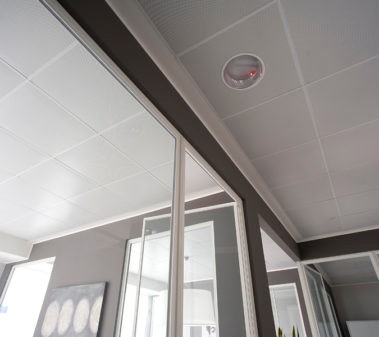 Figura 7. Quadrotti radianti metallici a soffitto (Fonte: RDZ)