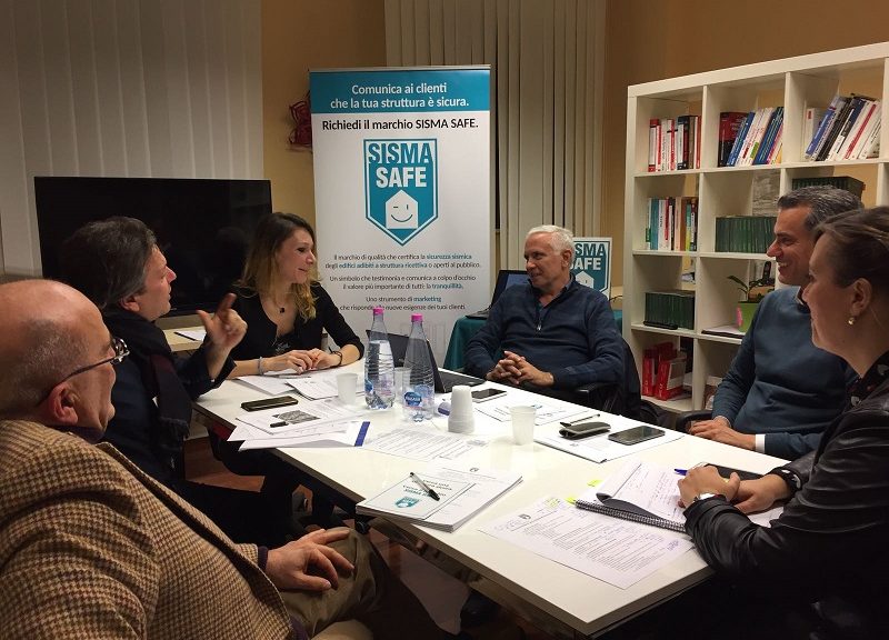 Il comitato tecnico scientifico al lavoro (da sinistra Roberto Giacchetti, Emanuele Tondi, la vicepresidente di Sisma Safe Francesca Ottavio, Paolo Clemente Giacomo Buffarini e Serena Scarpini dell'associazione Sisma Safe)