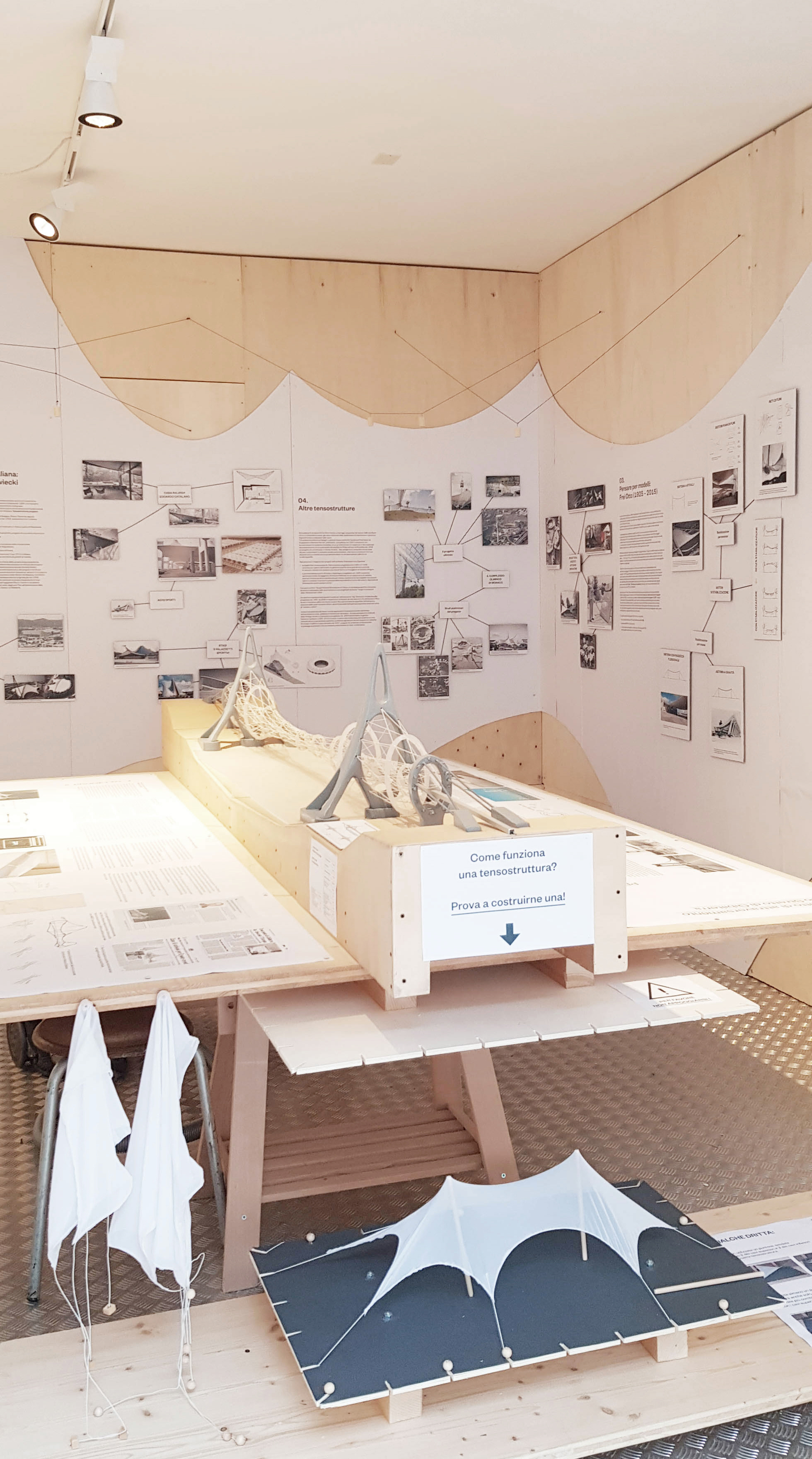 Al centro della mostra, il modello in scala del ponte di Gibilterra; in basso, un piccolo prototipo di tensostruttura con una tela elastica © Marco Peroni Ingegneria