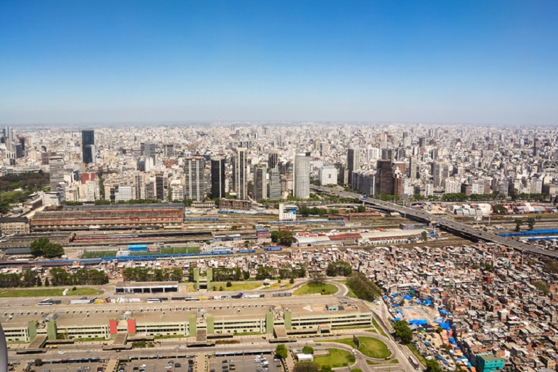 Binari ferroviari e sullo sfondo la cittù di Buenos Aires
