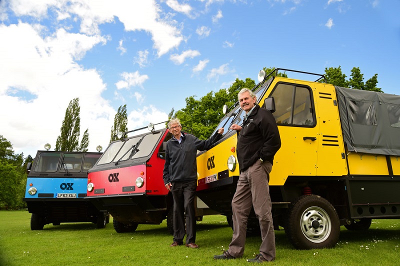 Torquil Norman e Gordon Murray con i camion smontabili OX