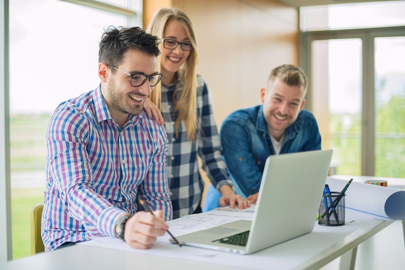 Giovani ingegneri e architetti a lavoro insieme