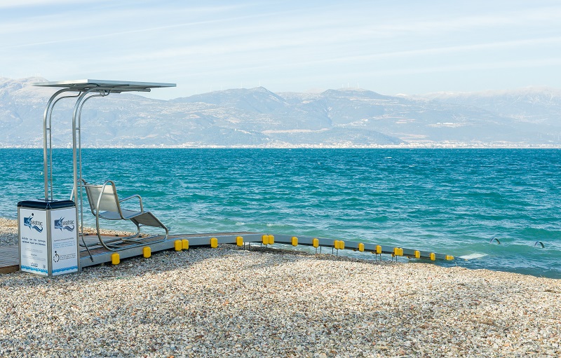 Una sedia Seatrac installata su una spiaggia della Grecia