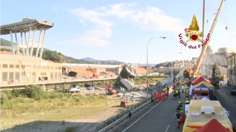 Vigili del Fuoco al lavoro per rimuovere i resti del ponte Morandi a Genova (fonte vigilidefuoco.tv)