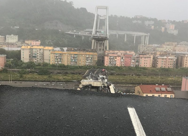 Uno scatto del Ponte Morandi subito dopo il crollo del 14 agosto 2018