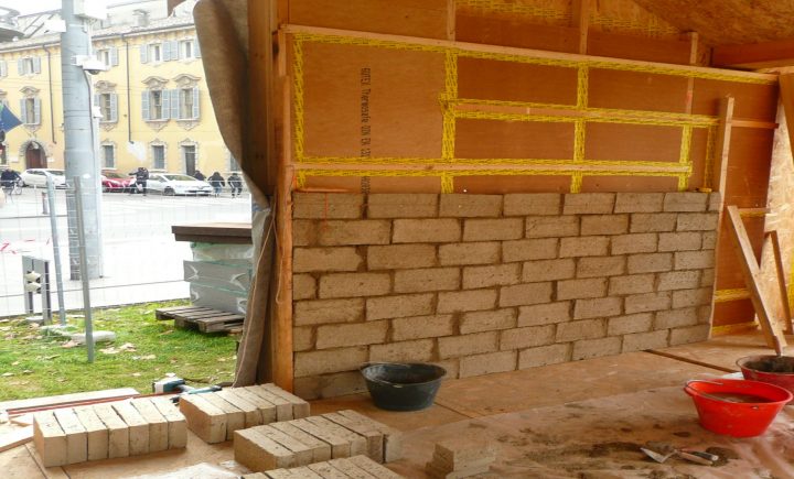 Parma 2016, Modulo ECO: contro parete di accumulo con mattoni di terra cruda. Progetto dell’associazione Manifattura Urbana (www.manifatturaurbana.org)