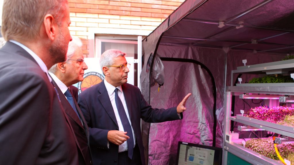 Il Presidente Mattarella - in una recente visita al centro ENEA Casaccia - di fronte al prototipo di HortExtreme