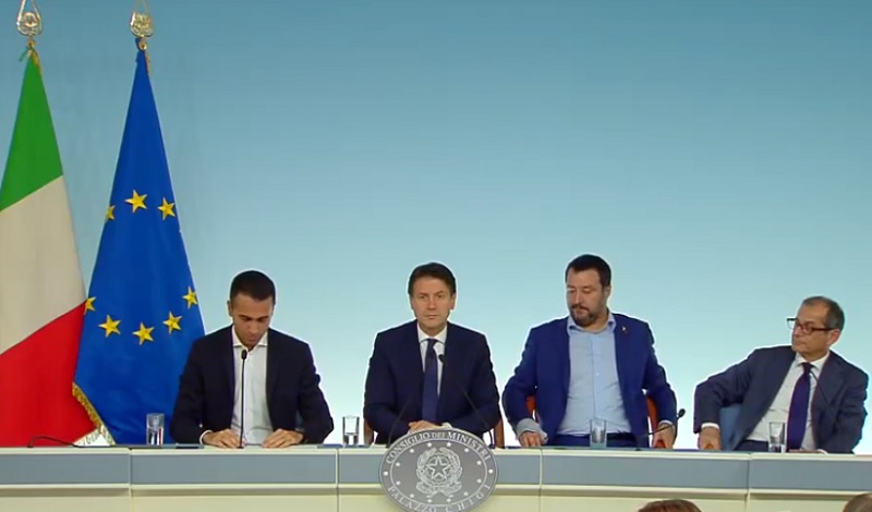 Il Presidente del Consiglio Giuseppe Conte con i ministri Luigi Di Maio, Matteo Salvini e Giovanni Tria