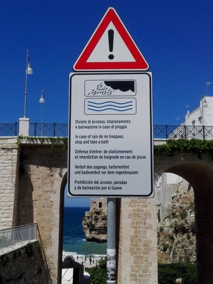 Figura 3 - Polignano a Mare. Cartello nei pressi del Ponte in corrispondenza della foce di Lama Monachile