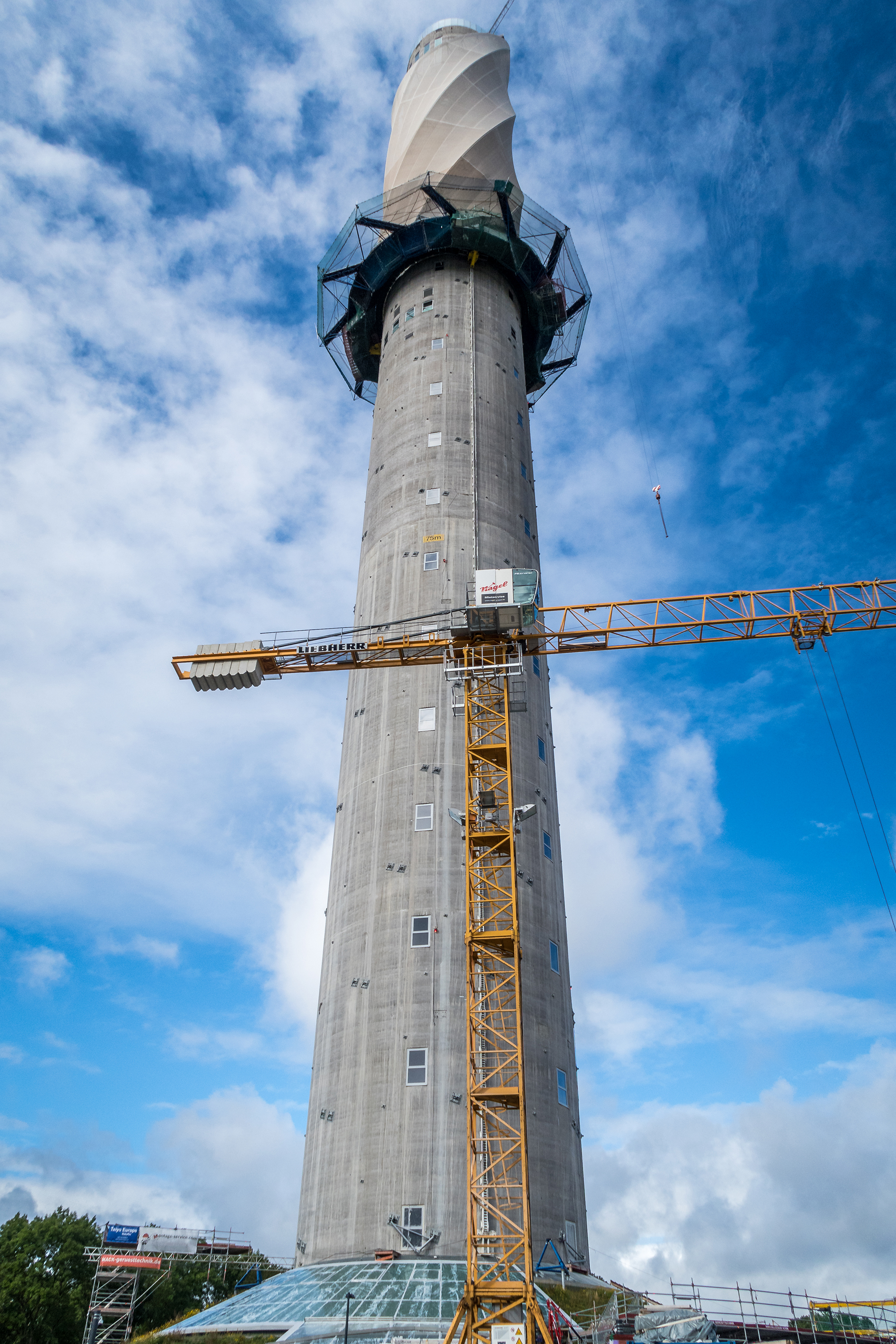 Figura 3 - La torre di prova degli ascensori della thyssenkrupp Elevator AG di Rottweil è una costruzione superlativa, che sovrasta tutti gli edifici del Baden-Württemberg con i suoi 246 mt di altezza