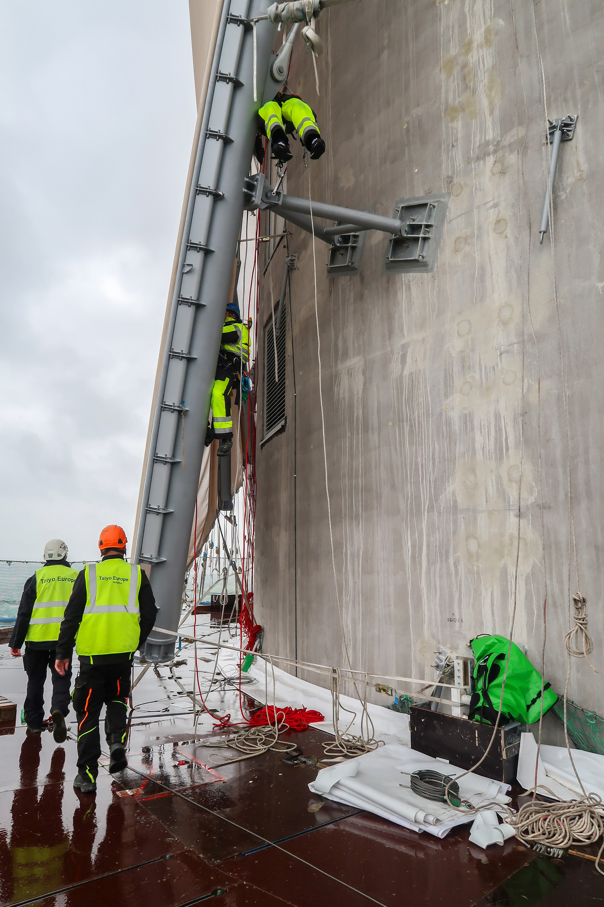 Figura 4 - Alla torre di test thyssenkrupp di Rottweil, una struttura di acciaio unisce la membrana esterna alle pareti di calcestruzzo. Questa struttura è stata ancorata al fondo di ancoraggio dal costruttore della facciata con i fissaggi per carichi pesanti fischer