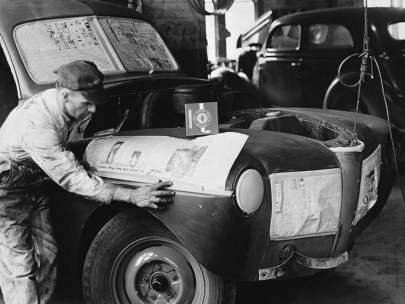 Un operaio sta “mascherando” la carrozzeria di un auto con l’aiuto dello Scotch – Photo Courtesy of 3M